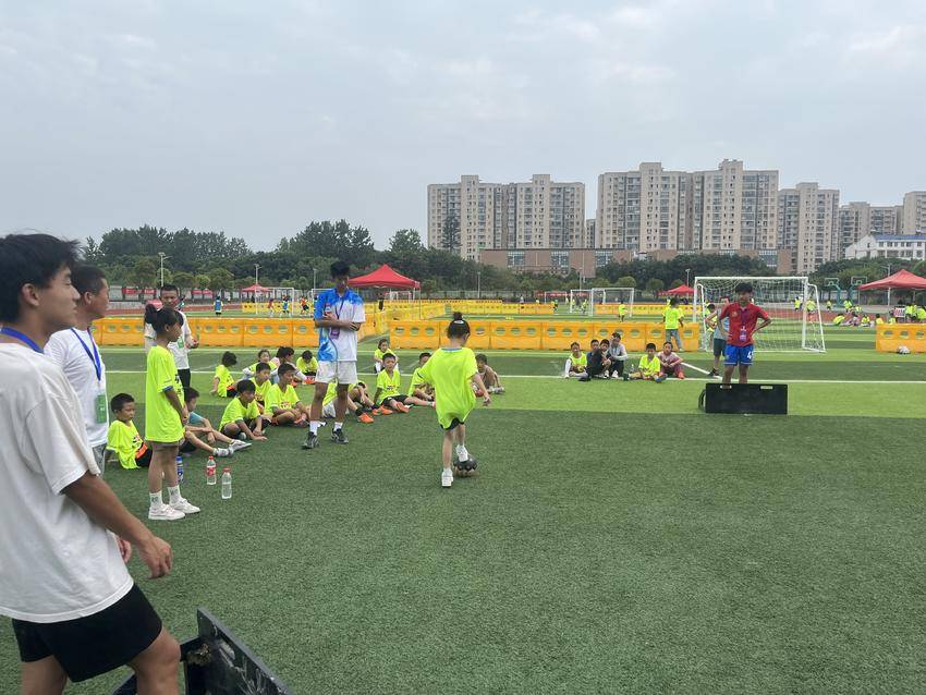 中国足球举办全国青少年足球夏令营