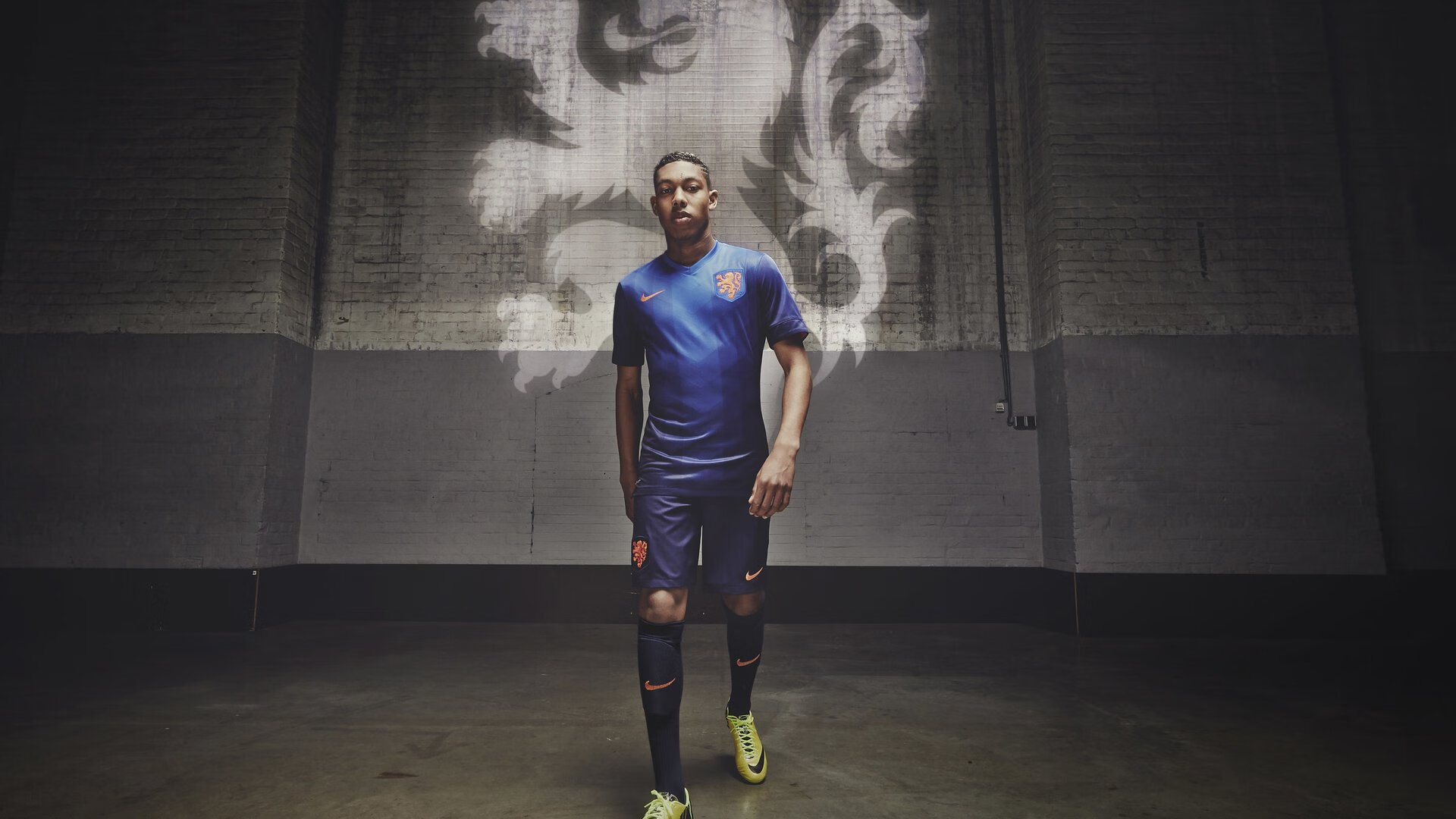 开运app官网-赛场“激情燃烧”_欧冠夜晚的难忘瞬间,欧冠精彩片段